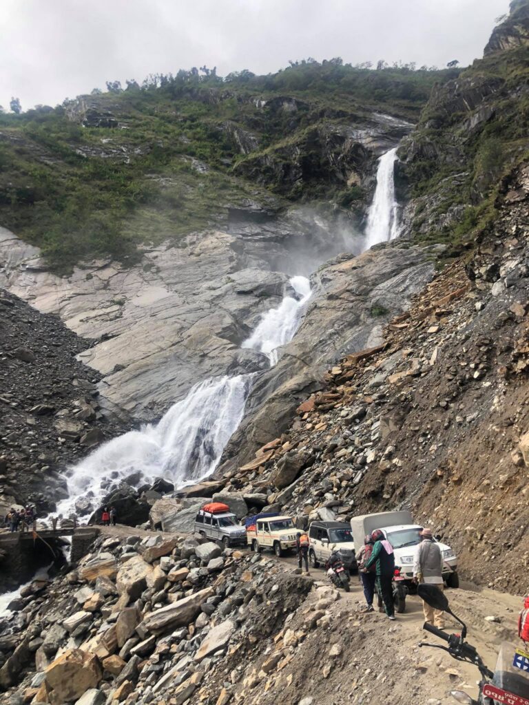 Rough road along the Besisahar to Chame approach